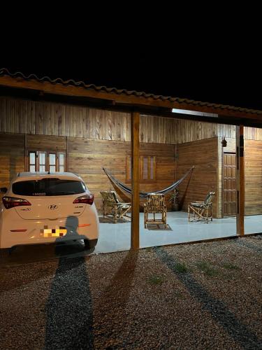 Pântano GrandeにあるQuarto em casa familiarの家の前に駐車した車