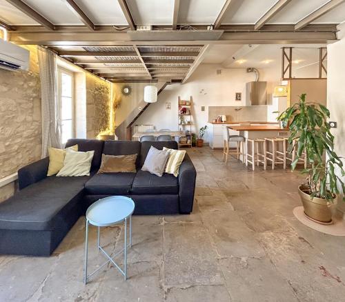 un salon avec un canapé et une table dans l'établissement Parc Clemenceau - centre historique, à Montpellier