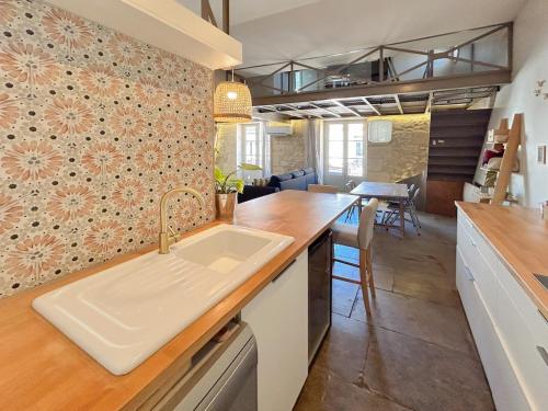 une cuisine avec un évier et une salle à manger dans l'établissement Parc Clemenceau - centre historique, à Montpellier