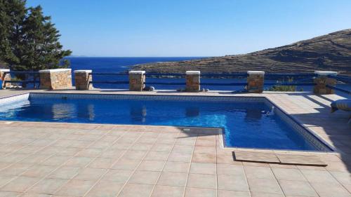 Cycladic House KRIOS with a Pool and 2min from the beach