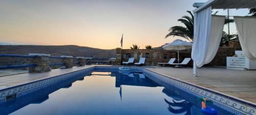 Πισίνα στο ή κοντά στο Cycladic House KRIOS with a Pool and 2min from the beach