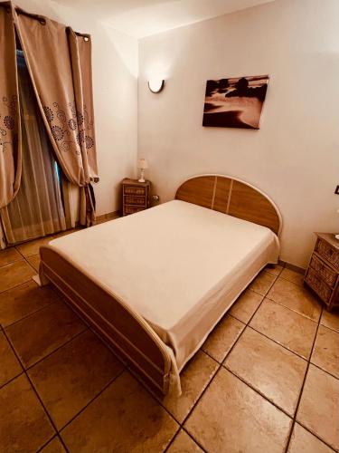 une chambre avec un lit dans une pièce dans l'établissement Casa di Lumio, piscine privée, à Lumio