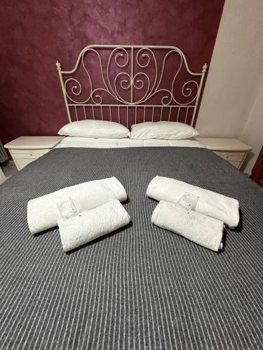 a bed with two towels on it with a bed with a headboard at Affittacamere Torino Self Check-in 24-7 Stadio Olimpico e InalpiArena in Turin
