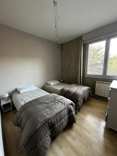 une chambre avec deux lits et une fenêtre dans l'établissement Escapade, à Sète