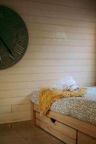 - un lit dans une chambre à côté d'un mur dans l'établissement O Saudade - Centre Perpignan, à Perpignan