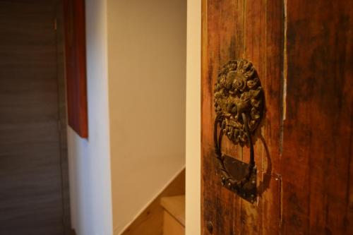 a door with a metal design on the side of it at L'Escapade Rétro in Namur