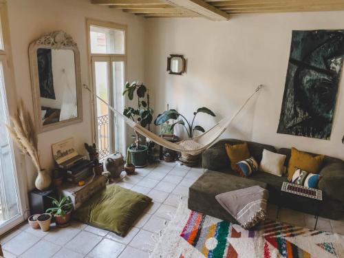 - un salon avec un canapé et un hamac dans l'établissement O Saudade - Centre Perpignan, à Perpignan