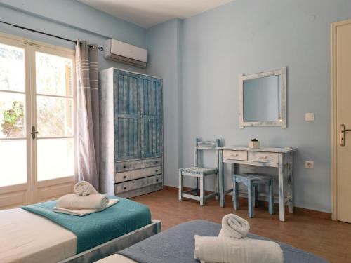 una camera con 2 letti e una scrivania con specchio di Villa Kostas-NE Corfu with heated salt swimming pool a Agios Spyridon Corfu