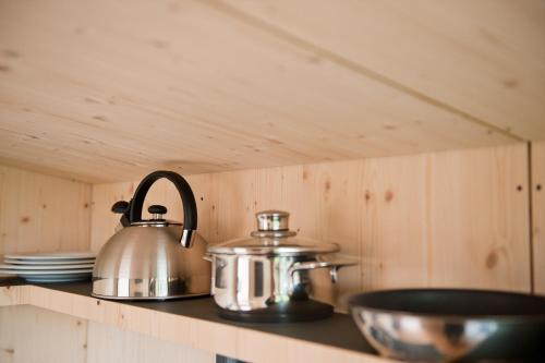 a tea pot and kettle on a kitchen counter at Green Tiny Village Harz - Sleep Space 33 in Osterode