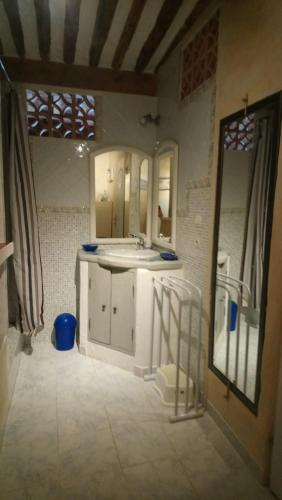 une salle de bain avec un lavabo et un miroir dans l'établissement Complexe dans un grand Mas Provençal en campagne avec piscine privée, à Monteux