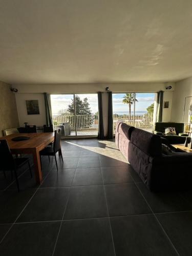 un salon avec un canapé et une table dans l'établissement Escapade, à Sète