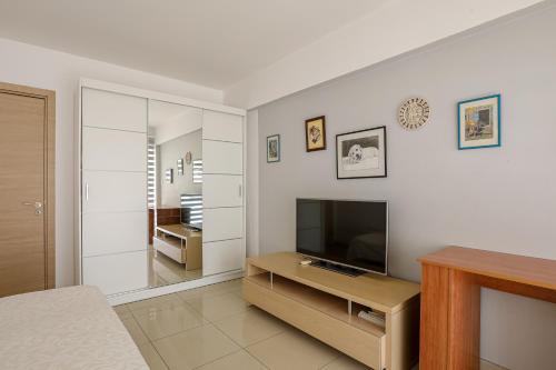 Televisyen dan/atau pusat hiburan di Lovely Bedroom in shared apartment Oroklini