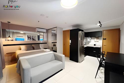 Un dormitorio con una cama y un sofá en una habitación. en #2216# Flat lindo - Brookfield Towers, en Goiânia