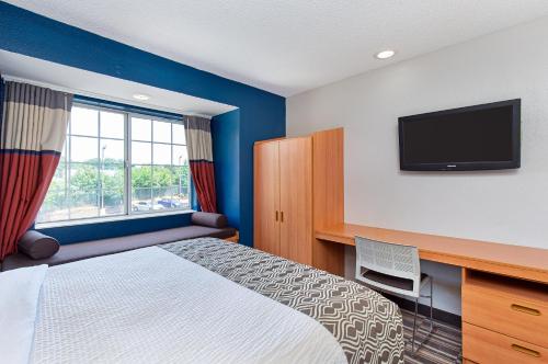 Una televisión o centro de entretenimiento en Microtel Inn & Suites by Wyndham Cordova Memphis I-40 East
