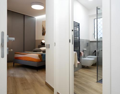 una camera da letto con un letto e un bagno di The Best Nest - Home Suite Home NEW OPENING a Roma