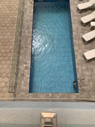 Πισίνα στο ή κοντά στο Luxury Modern 2 bed getaway Near Airport