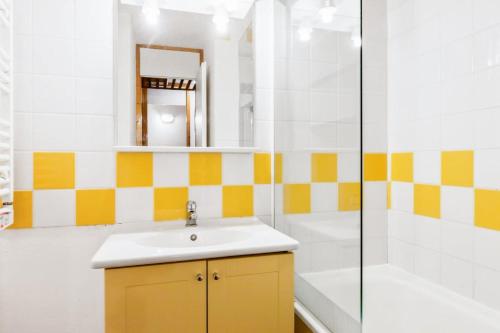 une salle de bain avec un lavabo et une douche dans l'établissement Résidence Le Hameau du Sauget - maeva Home - 2 Pièces 4 Personnes Confort MAE-8461, à La Plagne Tarentaise