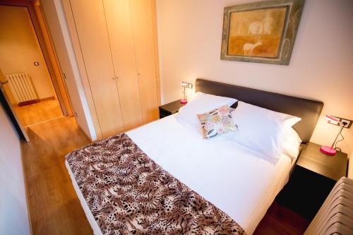  Apartaments Ashome -  Room  picture :    Bath    TV    Hairdryer                            