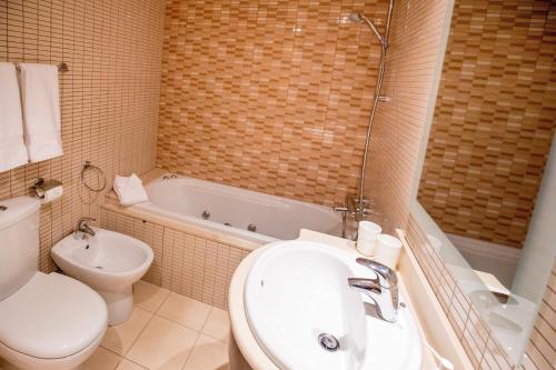  Apartaments Ashome -  Room  picture :   Bath    TV    Hairdryer                           