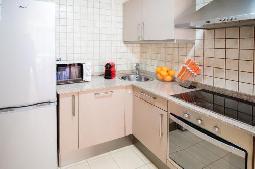  Apartaments Ashome -  Room  picture :   Bath    TV    Hairdryer                           