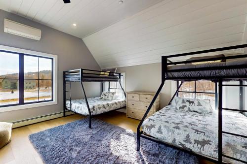 zwei Etagenbetten in einem Zimmer mit Fenster in der Unterkunft Skiing Duck Escape in Newry
