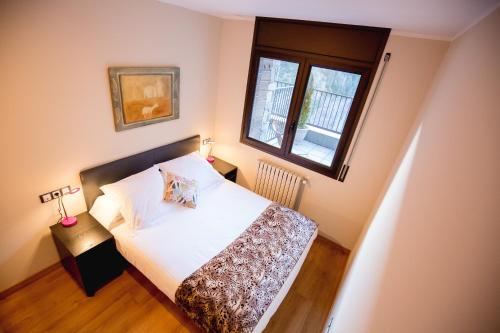  Apartaments Ashome -  Room  picture :   Bath    TV    Hairdryer                           