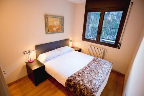  Apartaments Ashome -  Room  picture :   Bath    TV    Hairdryer                           