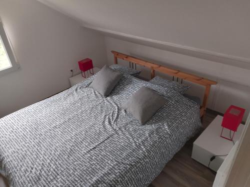 - une chambre avec un lit et deux chaises rouges dans l'établissement Maison au calme chez stephane, à Boran-sur-Oise