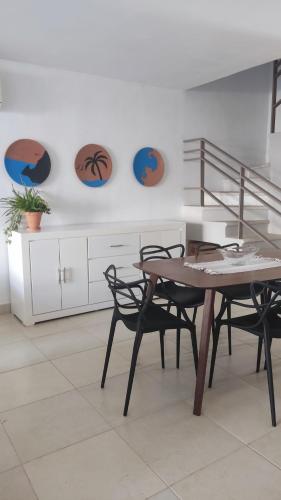 a dining room with a table and chairs at Hermosa Villa con recamara en PB in Acapulco