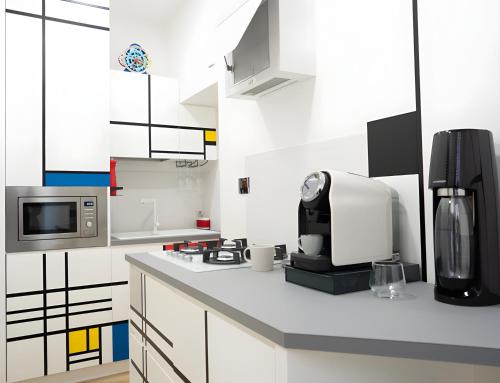 una cucina bianca con forno a microonde e macchina per il caffè di The Best Nest - Home Suite Home NEW OPENING a Roma