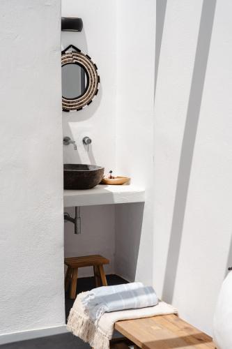 a bathroom with a sink and a mirror at Villa isola plaka Naxos in Plaka