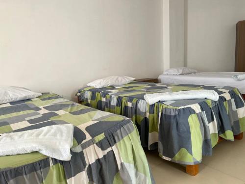 deux lits côte à côte dans une pièce dans l'établissement Casa de Playa - Punta Sal, à La Bocana