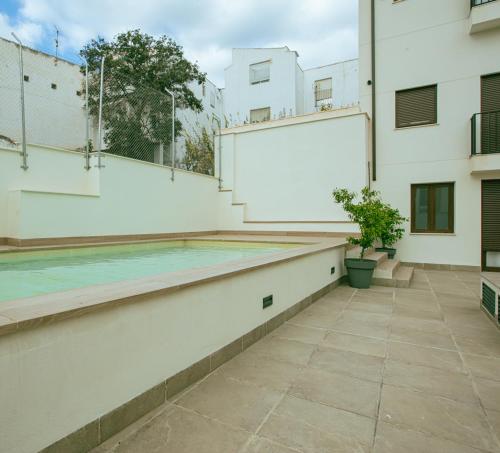 Piscina de la sau aproape de Apartamentos Turísticos Pilaria