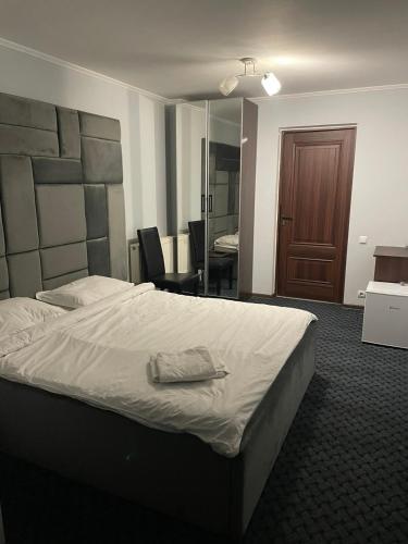 Llit o llits en una habitació de Hotel Relax