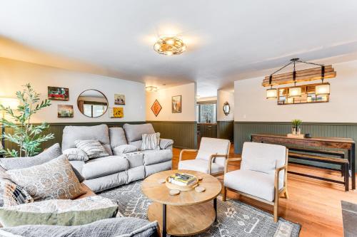 Χώρος καθιστικού στο Forested Retreat with Sauna 5 Mi to Schroon Lake