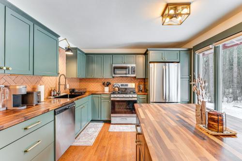 Η κουζίνα ή μικρή κουζίνα στο Forested Retreat with Sauna 5 Mi to Schroon Lake