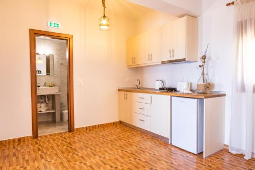 Kuchyň nebo kuchyňský kout v ubytování Enalia Suites