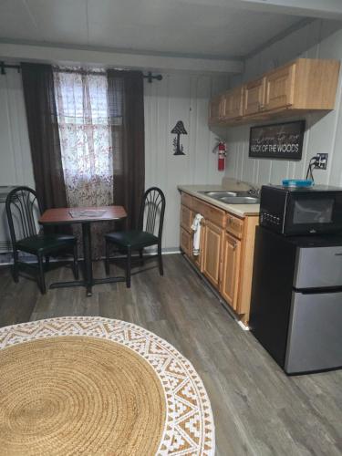 una cucina e una sala da pranzo con tavolo e sedie di Fireside Lodge a Atlanta