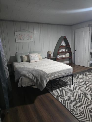 una camera con letto e tappeto di Fireside Lodge a Atlanta