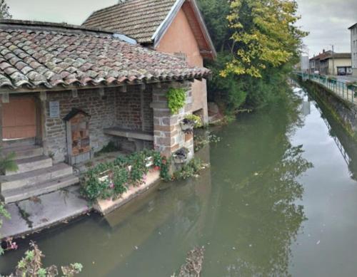a house in the middle of a river at Nuit Romantique, Spa, Champagne, Cinéma, Flipper - Escapade Veyloise in Pont-de-Veyle