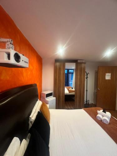 Postel nebo postele na pokoji v ubytování Old Street Rooms Central London