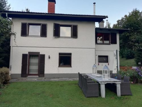 a white house with a table in front of it at Haus Vanessa in Kerschdorf