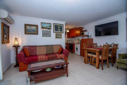 Coin salon dans l'établissement Tatiana Luxury Apartment with Private Pool by Gigi Star