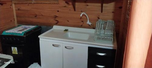 a kitchen with a sink in a small room at recanto de pepe 1 in Santa Vitória do Palmar