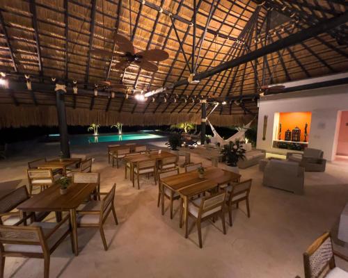 an overhead view of a restaurant with wooden tables and chairs at Fina Estampa Country Hotel by HMC - Mayores de 10 años - in Támesis