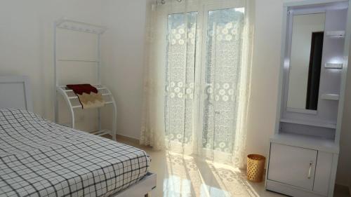 ein Schlafzimmer mit einem Bett und einem Fenster in der Unterkunft Fully Furnished 3BR Tourist House in Golf Resort Apartments in Gonapola