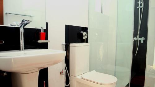 ein Badezimmer mit Waschbecken, Toilette und Dusche in der Unterkunft Fully Furnished 3BR Tourist House in Golf Resort Apartments in Gonapola