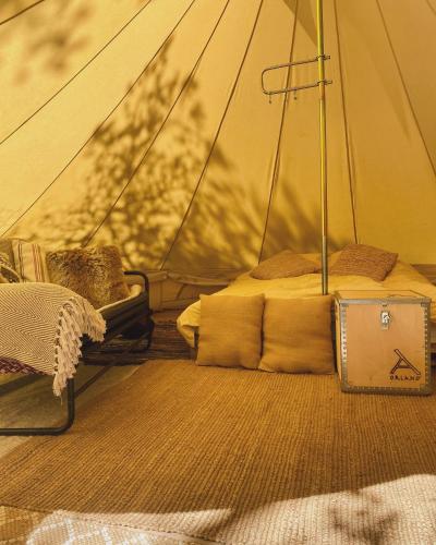 a room with a bed in a tent at Foskvallen Lodge in Särna