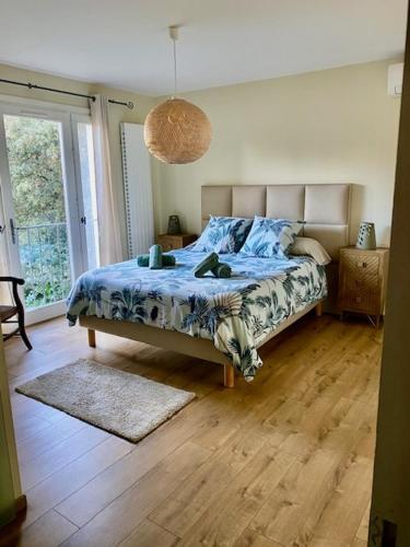 une chambre avec un lit avec une couette bleue dans l'établissement Bergerie de L'horte, à Tourouzelle