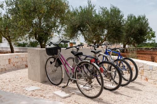 a group of bikes parked next to a wall at Trulli di Mezza in Cisternino
